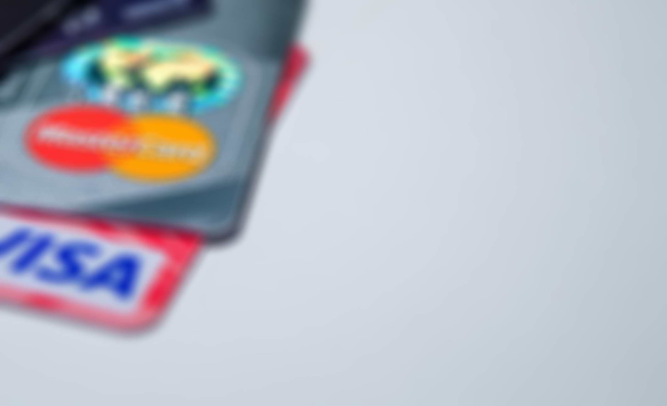 visa vs mastercard på ett bord